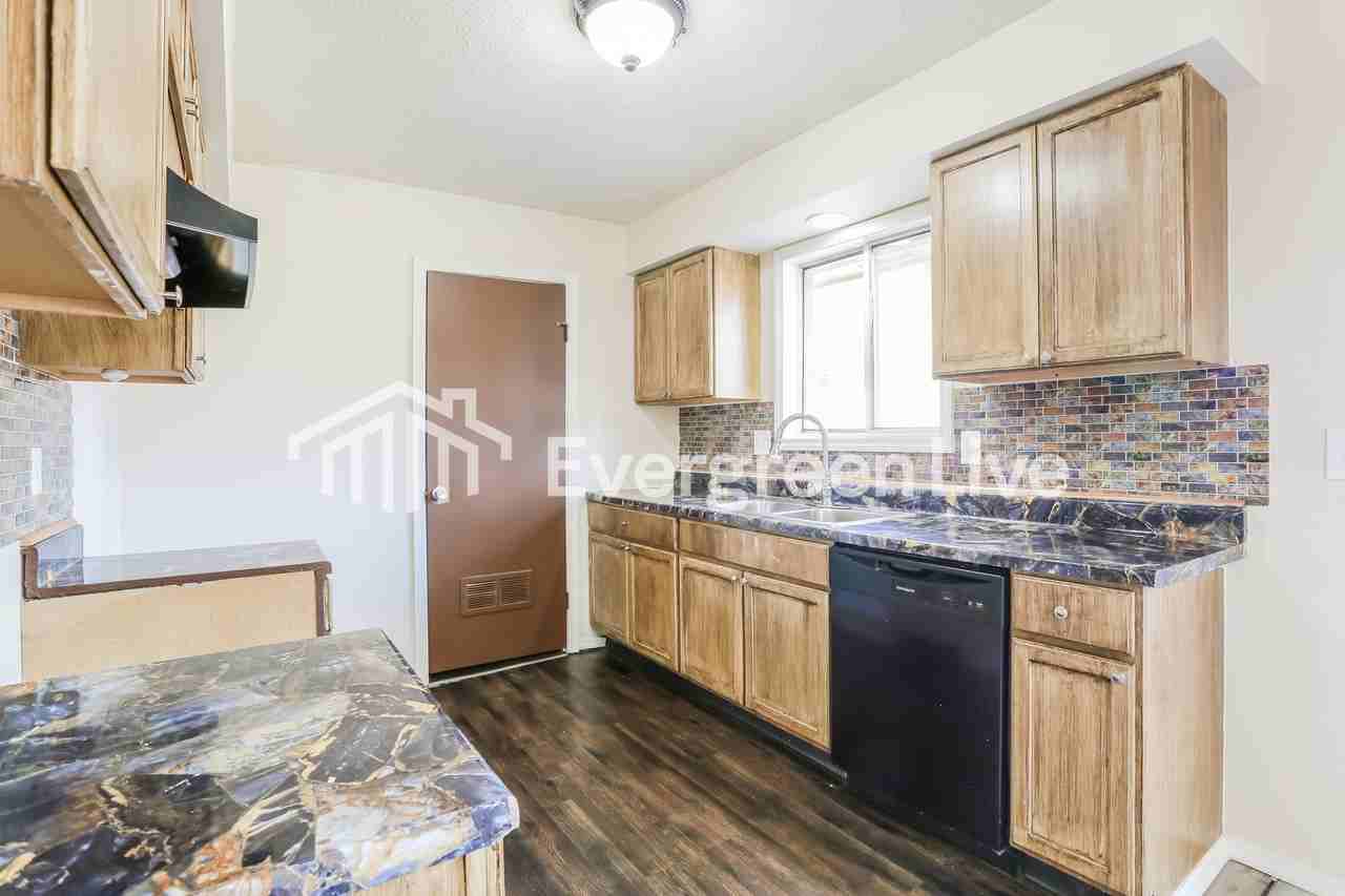 398 Naples Pl - Photo 7 of 15