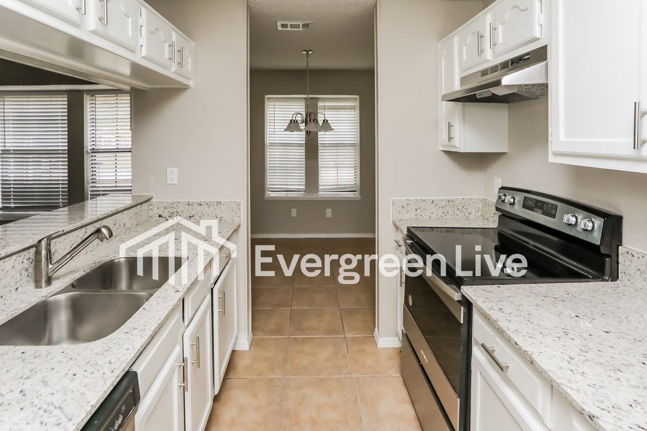 1301 Wyndham Dr - Photo 5 of 20
