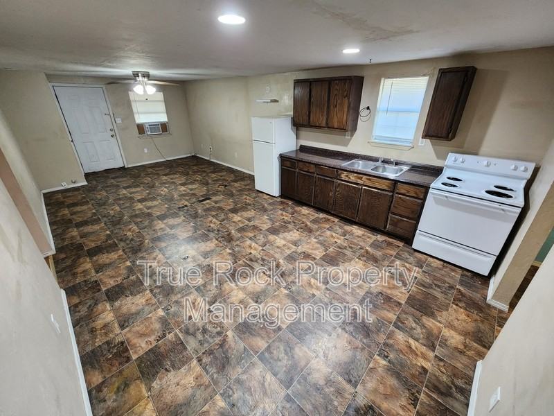 320 W 8th St - Photo 2 of 9