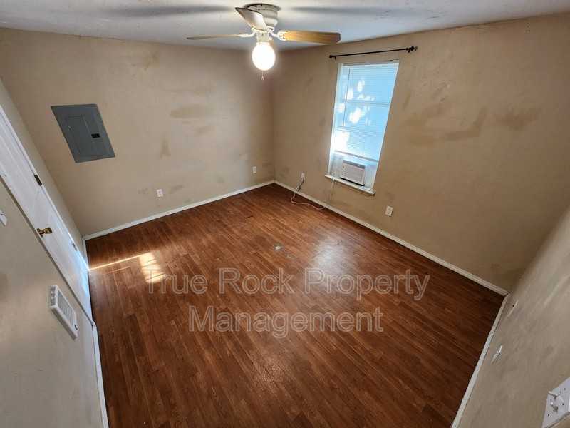 320 W 8th St - Photo 3 of 9