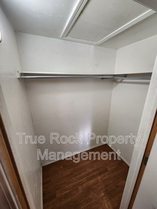 320 W 8th St - Photo 4 of 9