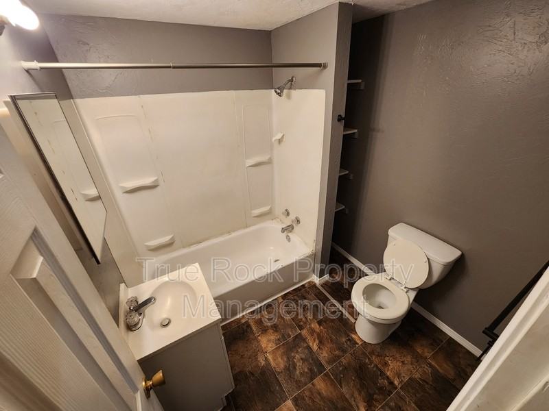 320 W 8th St - Photo 5 of 9