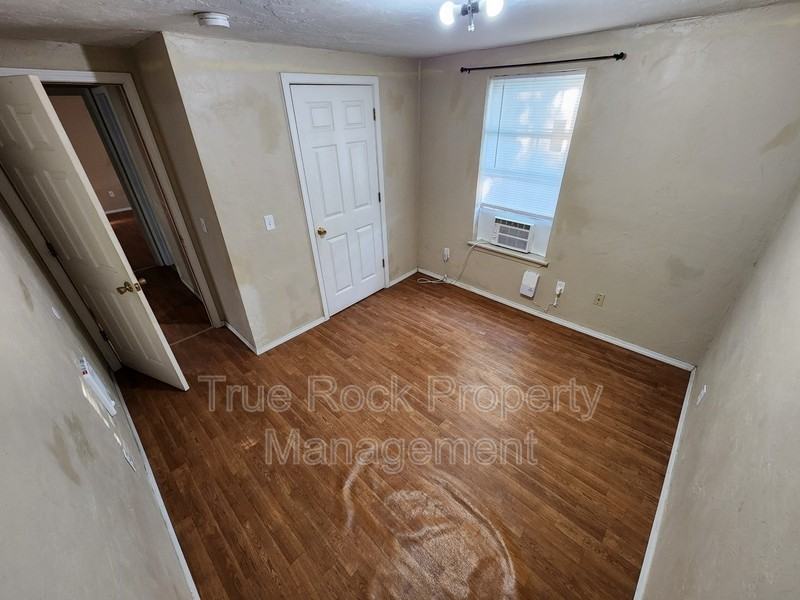 320 W 8th St - Photo 6 of 9