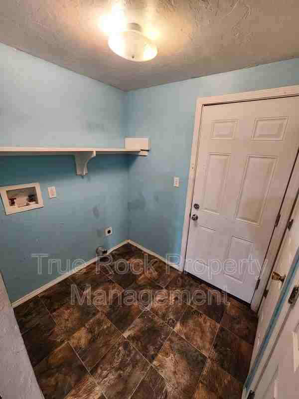 320 W 8th St - Photo 7 of 9