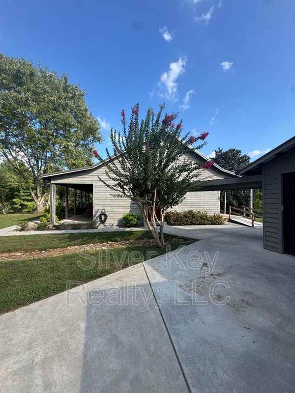 834 Highwayeast - Photo 7 of 47