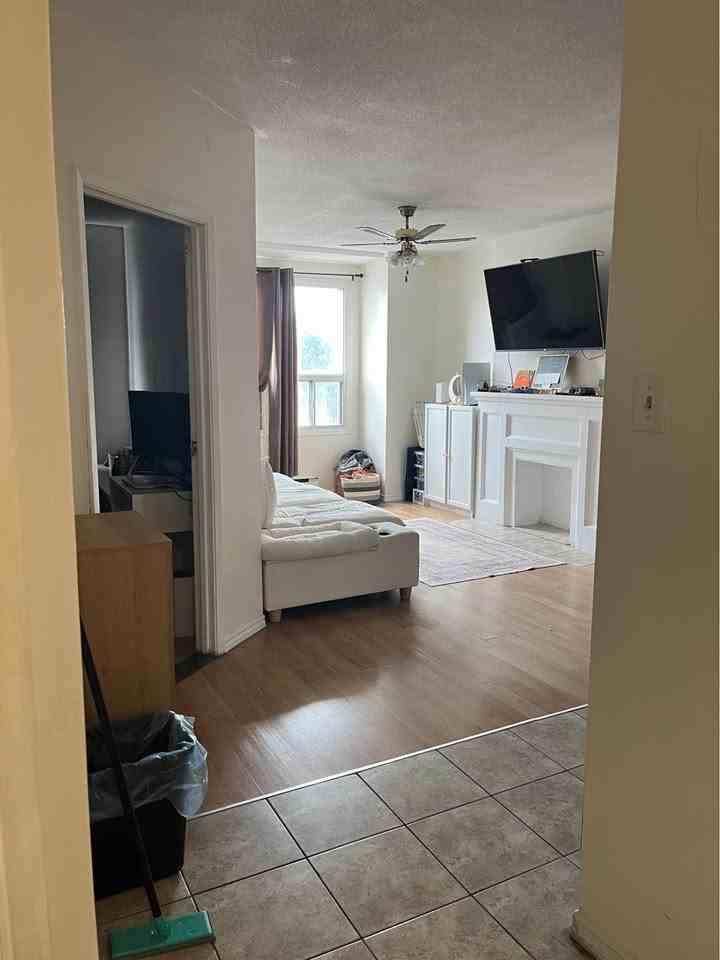 1292 Danforth Ave - Photo 2 of 6