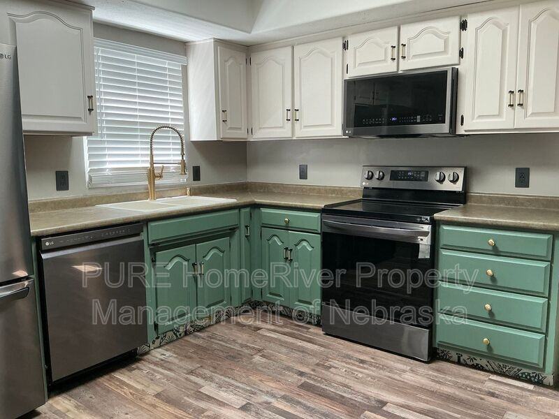 5018 S 163rd St - Photo 5 of 25
