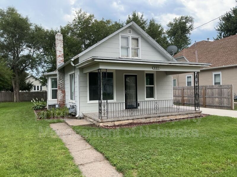 921 W 8th St - Photo 2 of 50