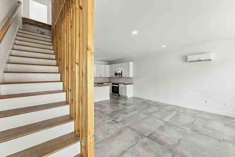 2725 Whittle Springs Rd - Photo 2 of 10