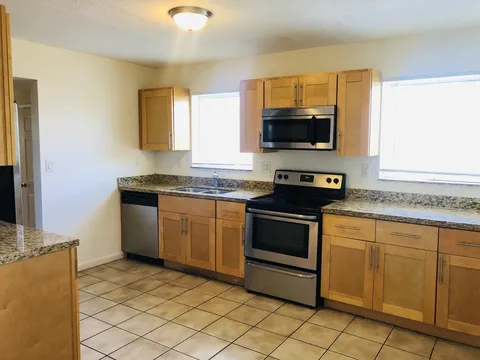Sw 37th Mnr #ROOM - Photo 5 of 14