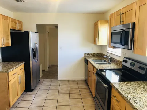 Sw 37th Mnr #ROOM - Photo 6 of 14