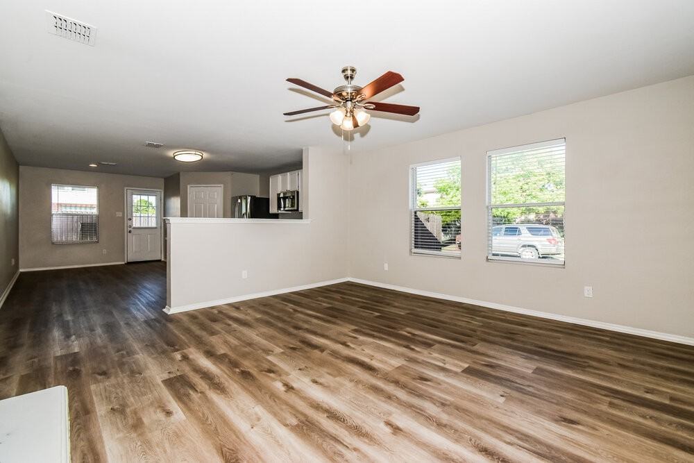 1100 Caroline Dr - Photo 5 of 16