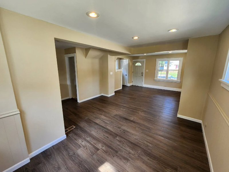 5161 Greenhurst Dr - Photo 3 of 20