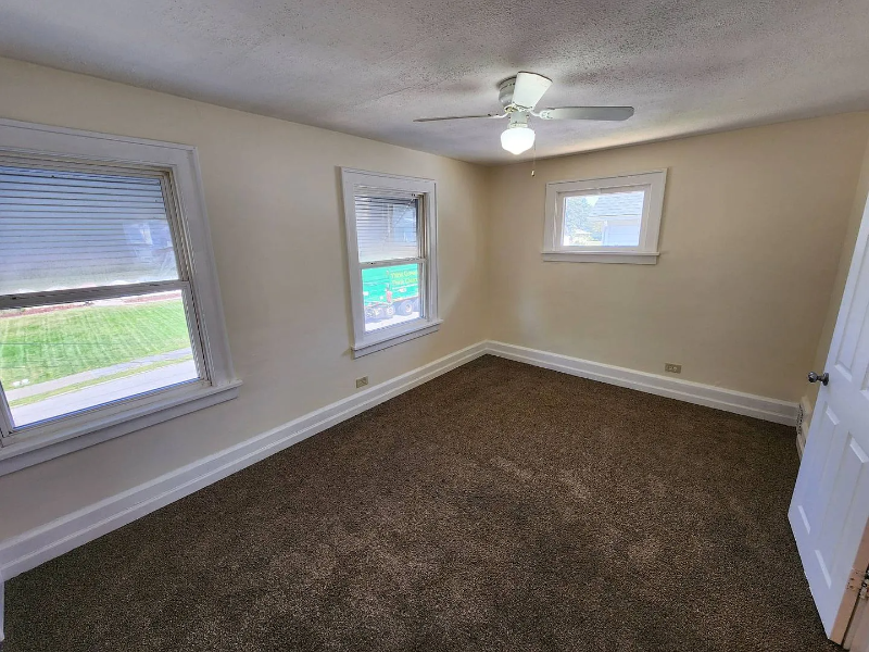 5161 Greenhurst Dr - Photo 4 of 20