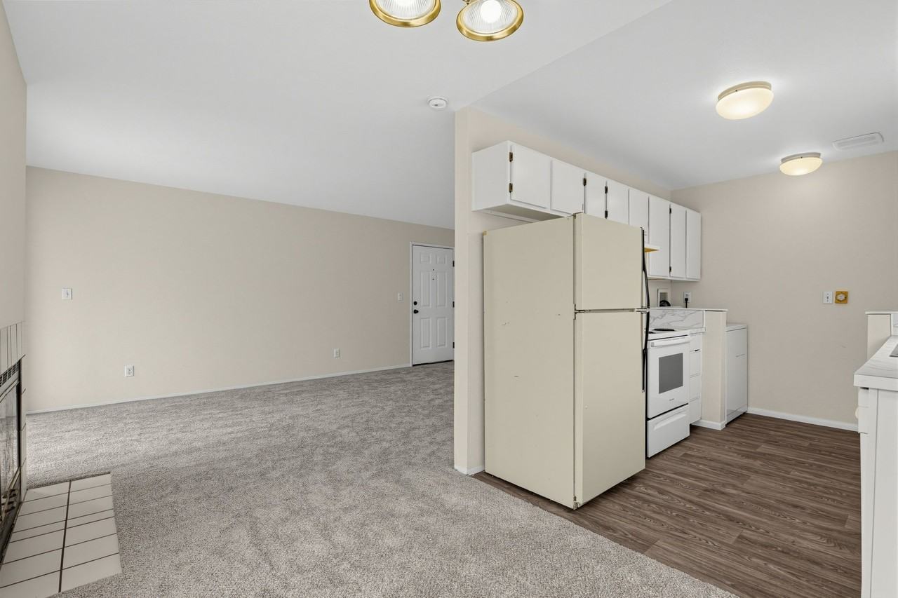 601 Sunset Ave Ne #D - Photo 5 of 16