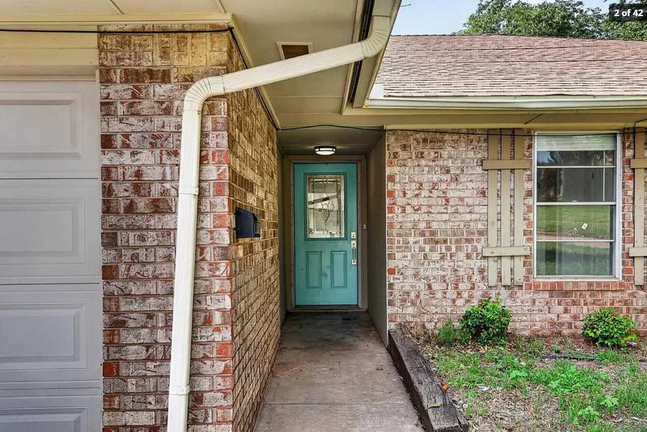 1015 Crown Dr - Photo 2 of 12