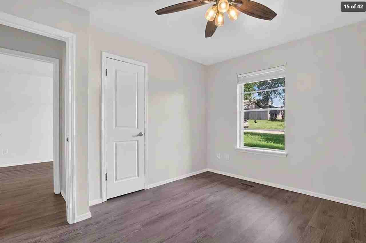 1015 Crown Dr - Photo 6 of 12