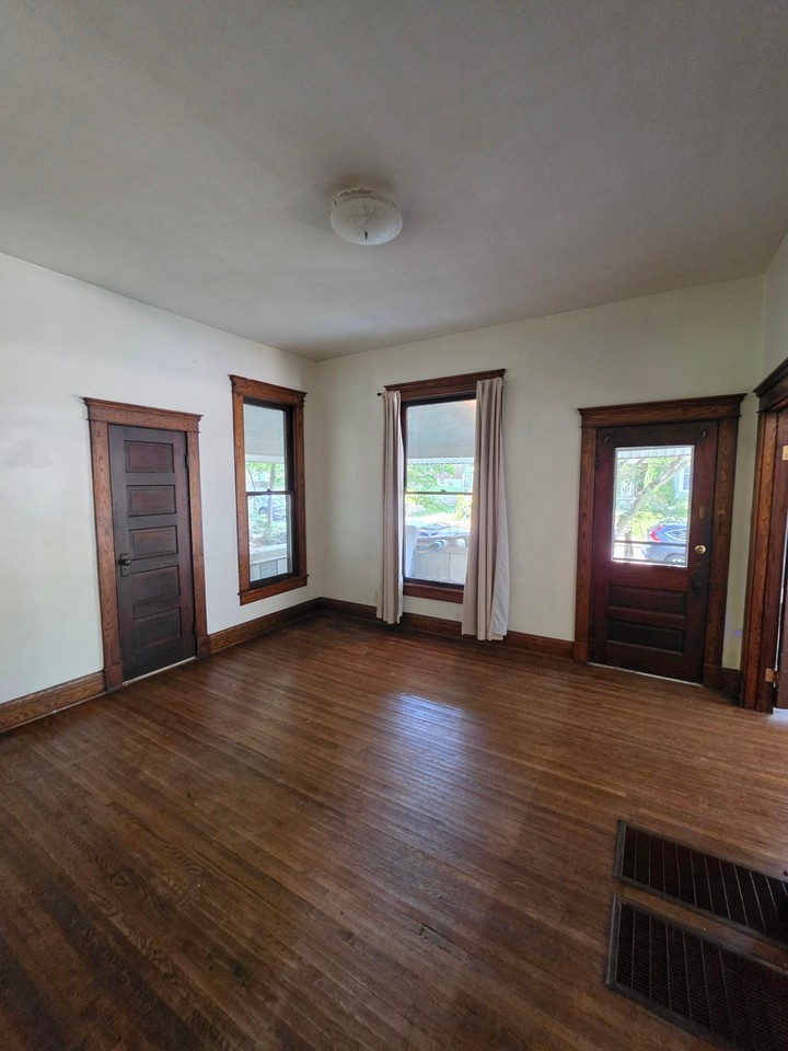 813 E University St - Photo 2 of 11