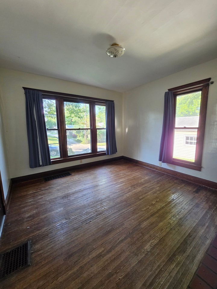 813 E University St - Photo 3 of 11