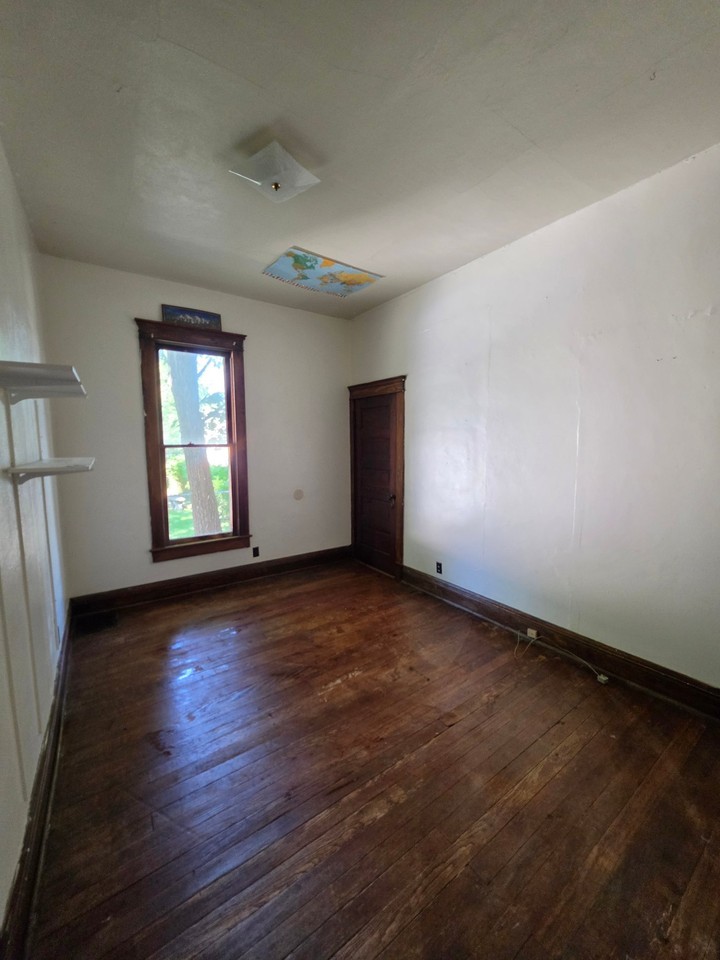 813 E University St - Photo 5 of 11