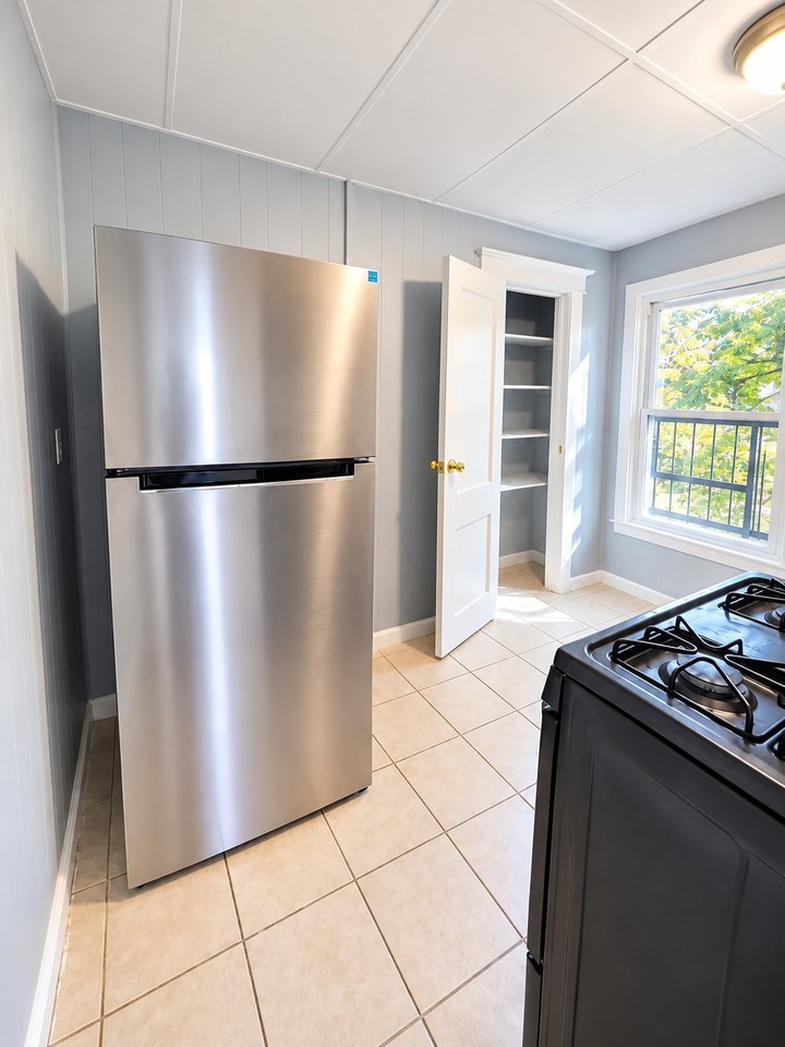 709 Kensington Ave #E - Photo 3 of 8