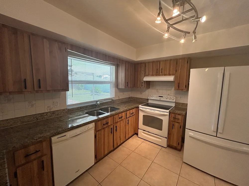 450 Se 17th Ave - Photo 2 of 7