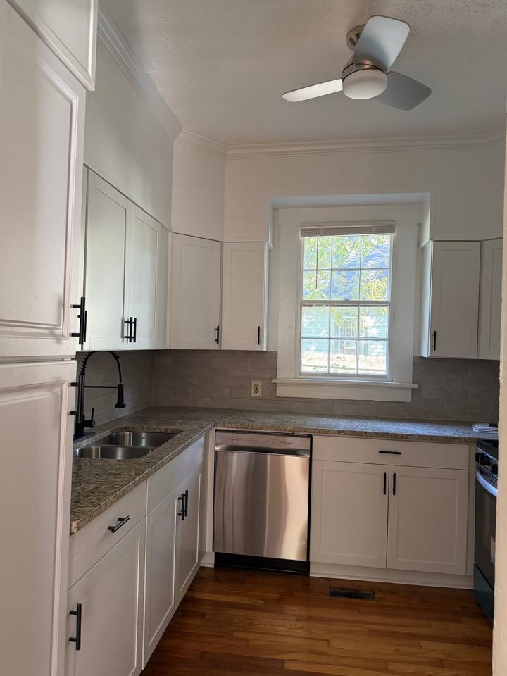 1423 20th St - Photo 4 of 9