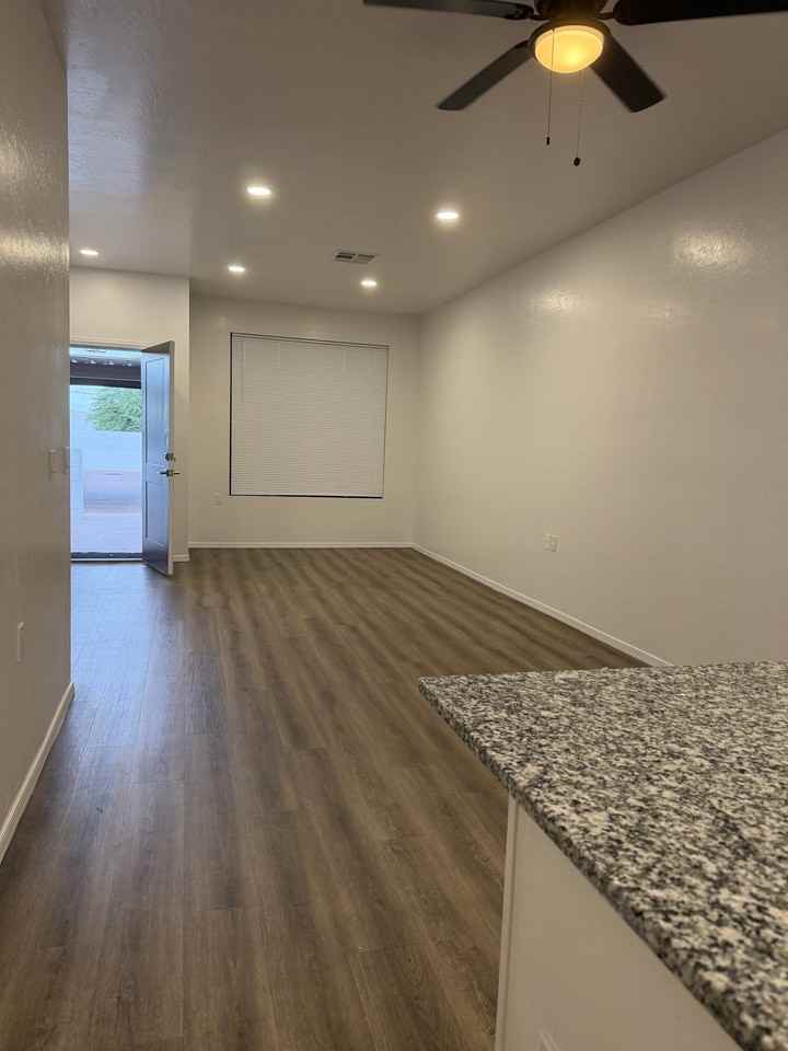 515 E 6th St #5 - Photo 4 of 11