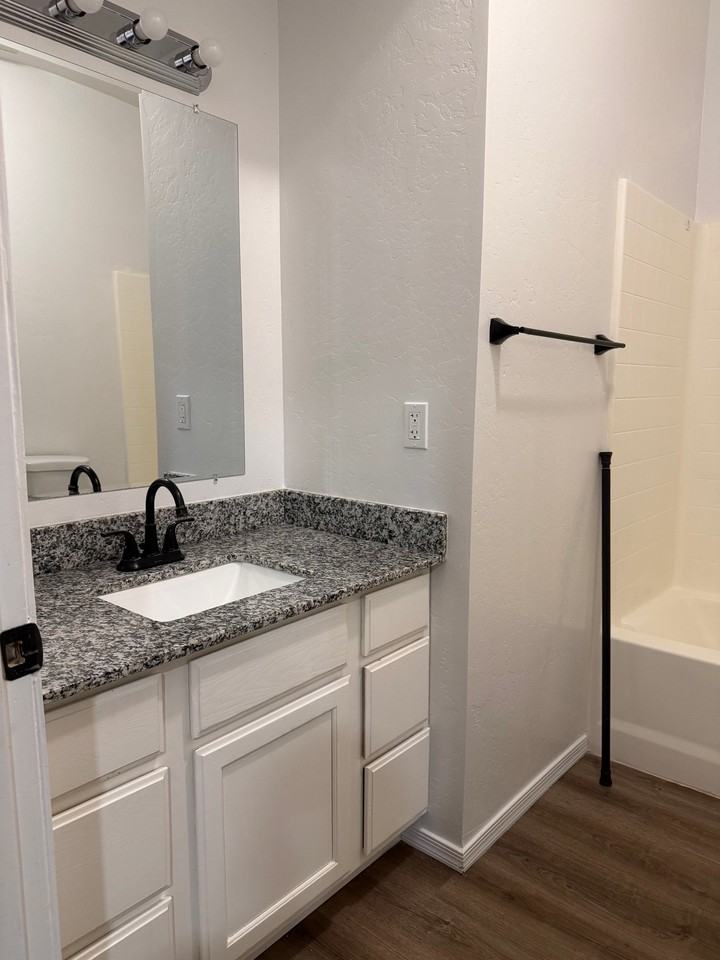 515 E 6th St #5 - Photo 7 of 11