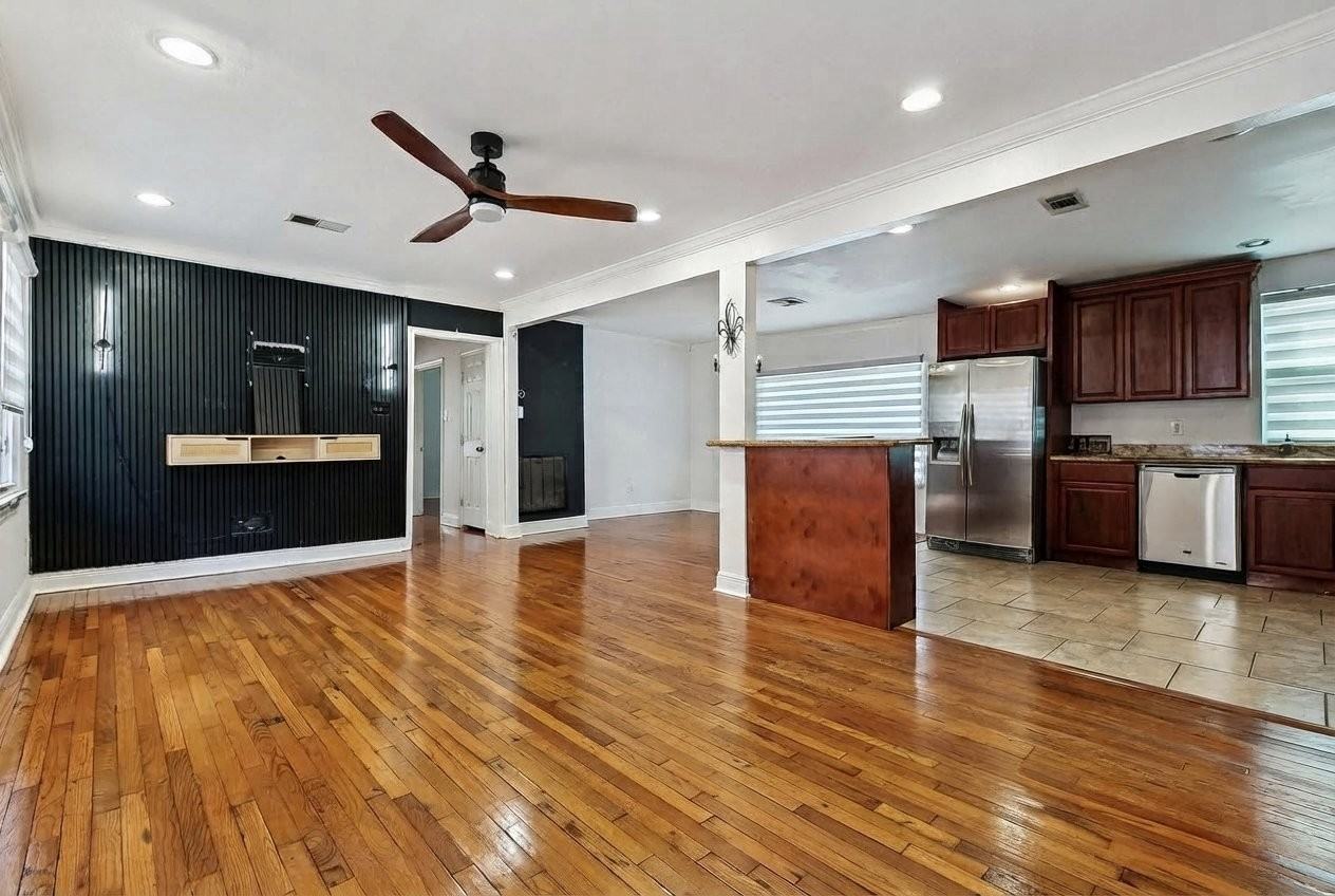 2135 Mirabeau Ave - Photo 5 of 14