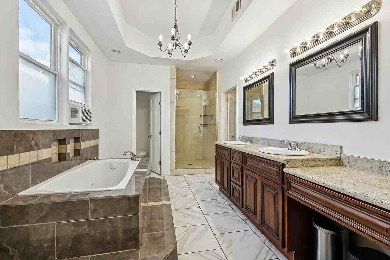 2135 Mirabeau Ave - Photo 6 of 14