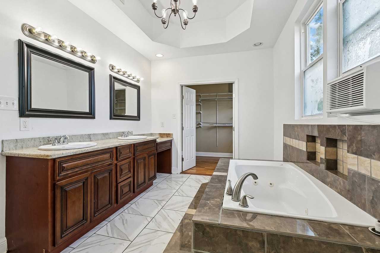 2135 Mirabeau Ave - Photo 7 of 14