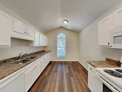 7806 Royce Hall Ln - Photo 3 of 7
