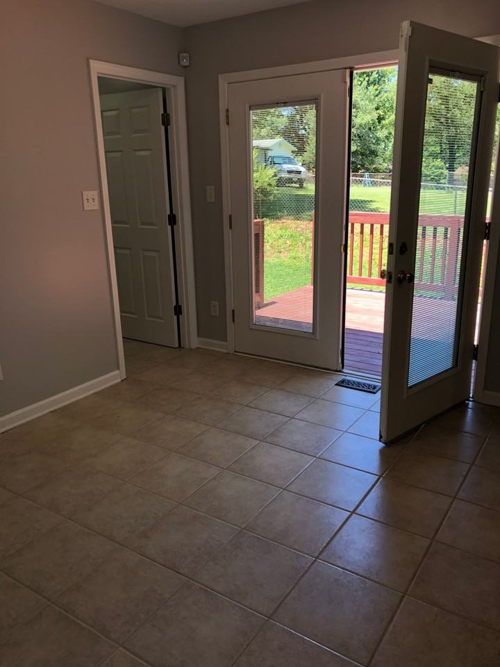 1041 Hilltop Dr - Photo 6 of 10