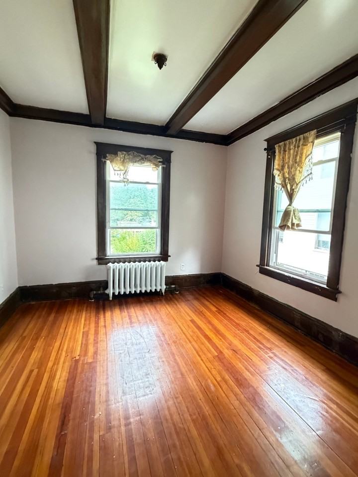 261 Manning Blvd - Photo 3 of 12