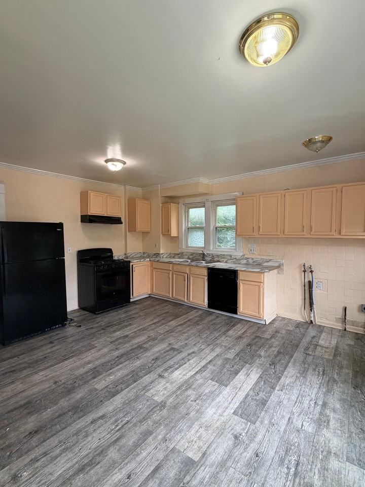 261 Manning Blvd - Photo 4 of 12