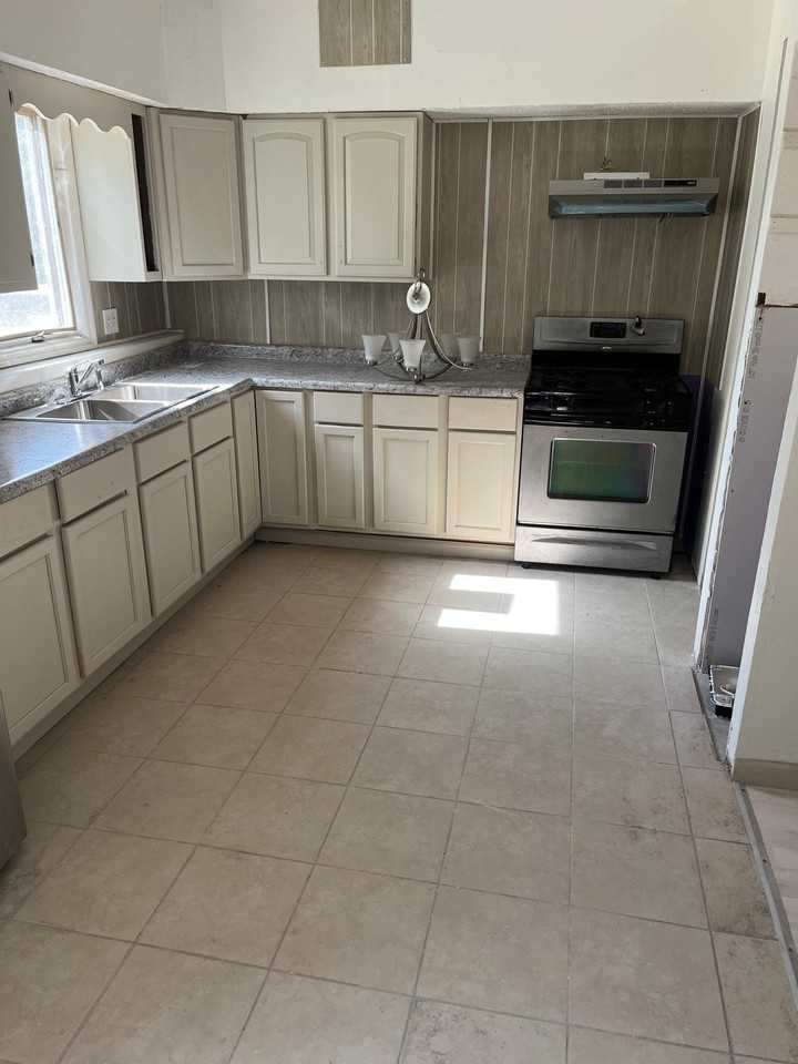 2320 N Kenwood Ct - Photo 3 of 7