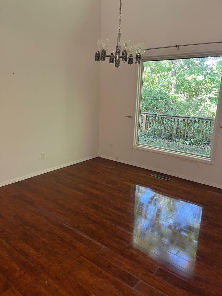 2320 N Kenwood Ct - Photo 5 of 7