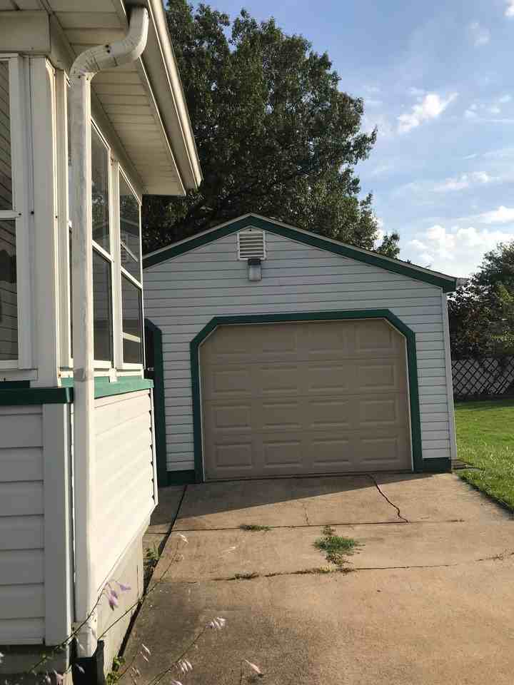 951 Warren Ave - Photo 2 of 5