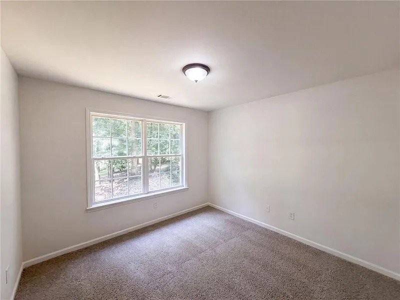 270 Forrest Ave - Photo 5 of 9