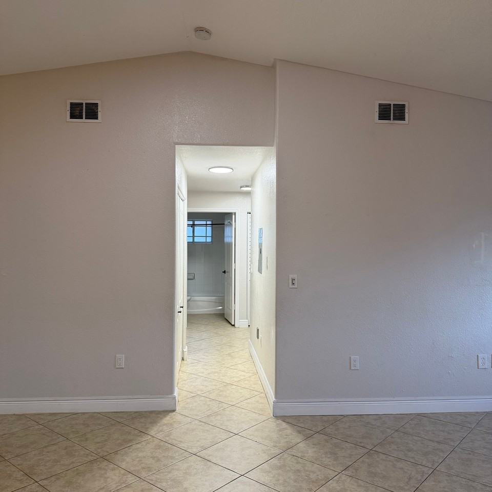 10921 W Okeechobee Rd - Photo 6 of 17