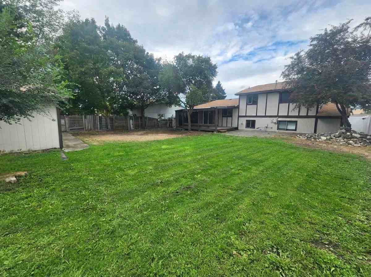 10924 E Fairview Ave - Photo 2 of 18