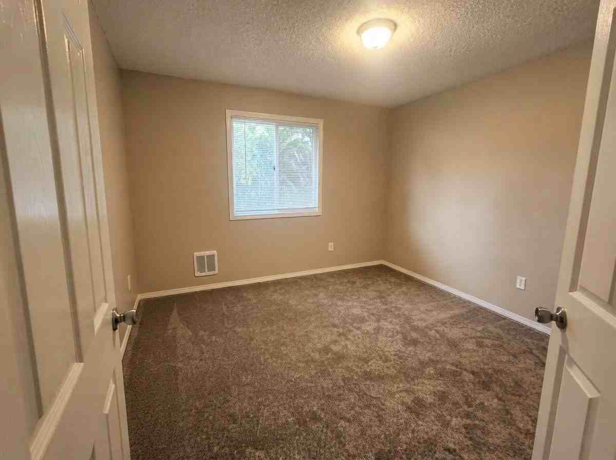 10924 E Fairview Ave - Photo 4 of 18