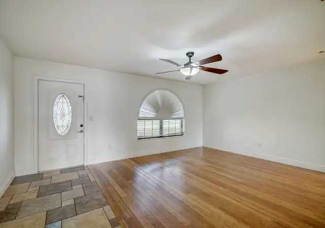 1029 Se 18th Pl - Photo 2 of 19