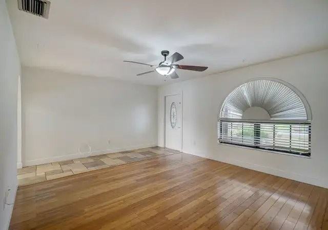 1029 Se 18th Pl - Photo 7 of 19