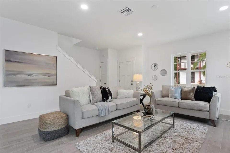 149 N Ring Ave - Photo 2 of 20