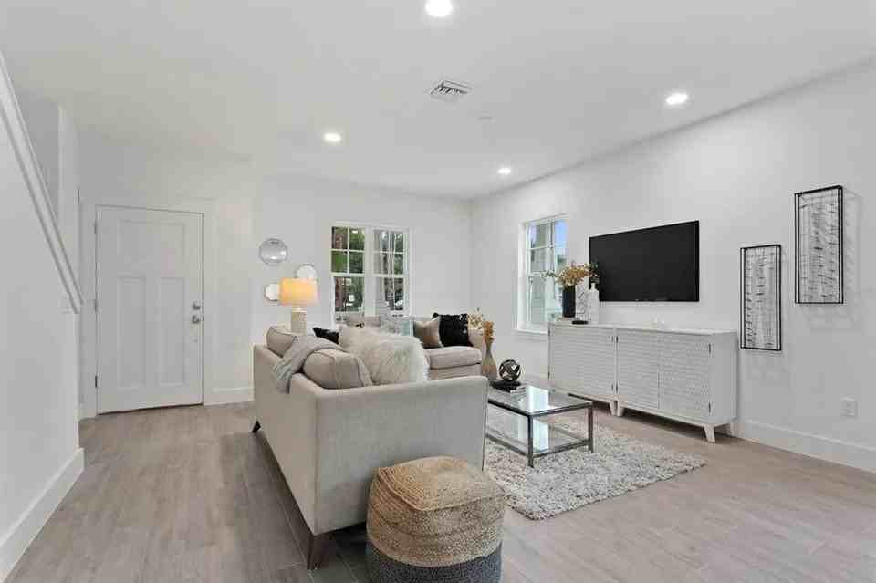 149 N Ring Ave - Photo 4 of 20