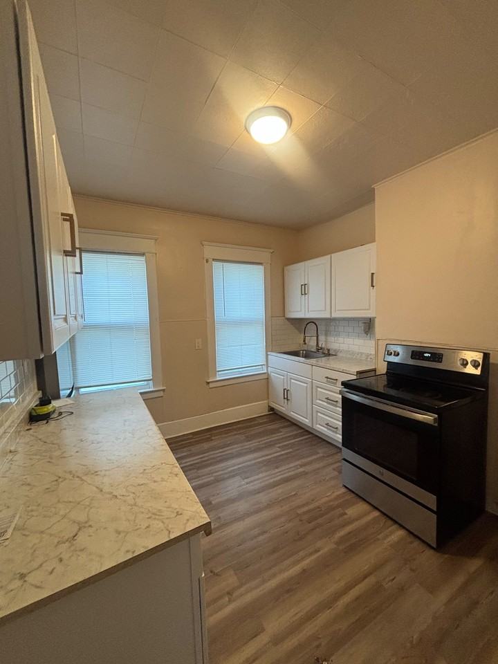 1287 Van Cortland St #1st - Photo 2 of 16