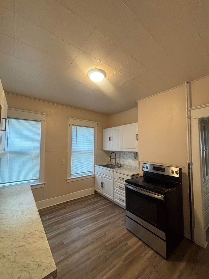 1287 Van Cortland St #1st - Photo 5 of 16