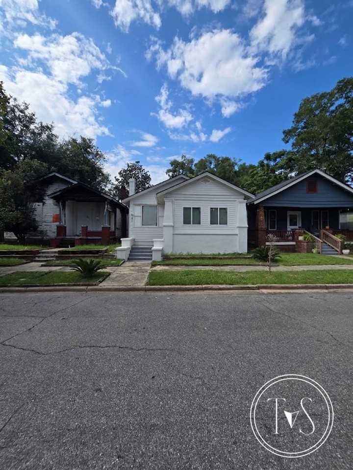 821 W 39th St - Photo 2 of 18